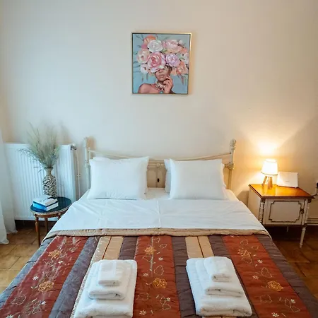 Helen's Vintage Apartment *